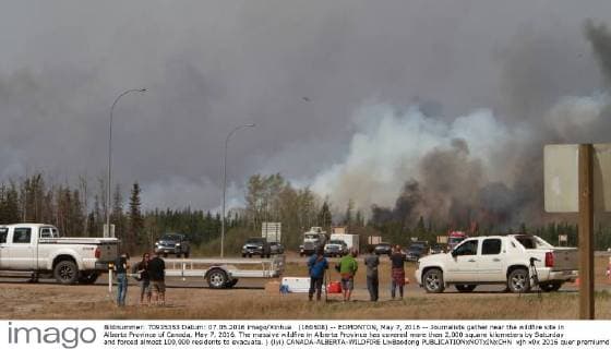 (160508) -- EDMONTON, May 7, 2016 -- Journalists gather near the wildfire site in Alberta Province of Canada, May 7, 2016. The massive wildfire in Alberta Province has covered more than 2,000 square kilometers by Saturday and forced almost 100,000 residents to evacuate. ) (lyi) CANADA-ALBERTA-WILDFIRE LixBaodong 