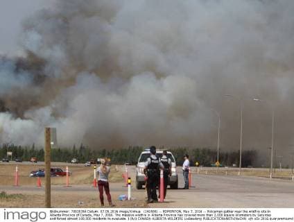 (160508) -- EDMONTON, May 7, 2016 -- Policemen gather near the wildfire site in Alberta Province of Canada, May 7, 2016. The massive wildfire in Alberta Province has covered more than 2,000 square kilometers by Saturday and forced almost 100,000 residents to evacuate. ) (lyi) CANADA-ALBERTA-WILDFIRE LixBaodong 