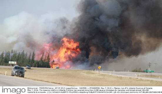 (160508) -- EDMONTON, May 7, 2016 -- Flames rise off in Alberta Province of Canada, May 7, 2016. The massive wildfire in Alberta Province has covered more than 2,000 square kilometers by Saturday and forced almost 100,000 residents to evacuate. ) (lyi) CANADA-ALBERTA-WILDFIRE LixBaodong 