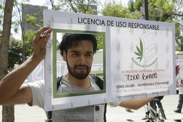 May 7, 2016 - Mexico - G07051616.JPG.CIUDAD DE MEXICO ProtestManifestacion-CDMX.- Aspectos de la manifestacion a favor de la legalizacion de la marihuana, el sabado 7 de mayo de 2016, por calles del Centro Historico de esta capital. Foto: Agencia EL UNIVERSALLuis CortesJMA Mexico  - ZUMAu78_