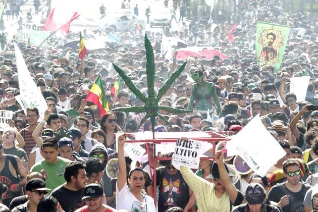 May 7, 2016 - Mexico - G07051618.JPG.CIUDAD DE MEXICO ProtestManifestacion-CDMX.- Aspectos de la manifestacion a favor de la legalizacion de la marihuana, el sabado 7 de mayo de 2016, por calles del Centro Historico de esta capital. Foto: Agencia EL UNIVERSALLuis CortesJMA Mexico  - ZUMAu78_