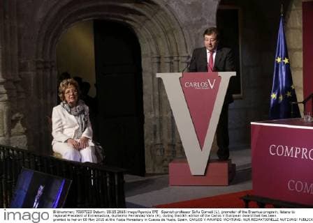 Spanish professor Sofia Corradi (L), promoter of the Erasmus program, listens to regional President of Extremadura, Guillermo Fernandez Vara (R), during the10th edition of the Carlos V European Award that has been granted to her on 09 May 2016 at the Yuste Monastery in Cuacos de Yuste, Spain. CARLOS V AWARDS !ACHTUNG: NUR REDAKTIONELLE NUTZUNG!  20160509-635983936615895590