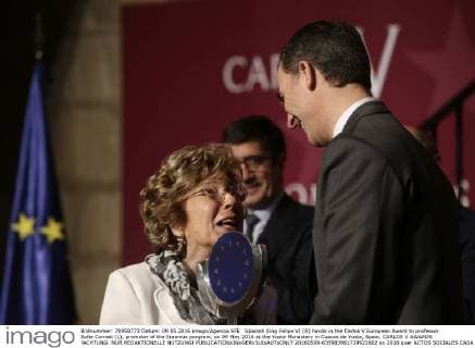 Spanish King Felipe VI (R) hands in the Carlos V European Award to professor Sofia Corradi (L), promoter of the Erasmus program, on 09 May 2016 at the Yuste Monastery in Cuacos de Yuste, Spain. CARLOS V AWARDS !ACHTUNG: NUR REDAKTIONELLE NUTZUNG!  20160509-635983981719923662