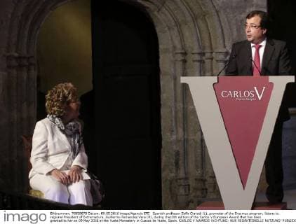Spanish professor Sofia Corradi (L), promoter of the Erasmus program, listens to regional President of Extremadura, Guillermo Fernandez Vara (R), during the10th edition of the Carlos V European Award that has been granted to her on 09 May 2016 at the Yuste Monastery in Cuacos de Yuste, Spain. CARLOS V AWARDS !ACHTUNG: NUR REDAKTIONELLE NUTZUNG!  20160509-635983985667811662