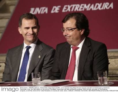 (L-R) Spanish King Felipe VI and regional president of Extremadura, Guillermo Fernandez, chair the 10th edition of the Carlos V European Award that has been granted to professor Sofia Corradi, promoter of the Erasmus program, on 09 May 2016 at the Yuste Monastery in Cuacos de Yuste, Spain. CARLOS V AWARDS !ACHTUNG: NUR REDAKTIONELLE NUTZUNG!  20160509-635983986308971662