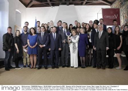 Speaker of the Spanish Lower House, Patxi Lopez (5L, front row); President of the European Parliament, Martin Schulz (6L, front row); Spanish King Felipe VI (7L, front row), and professor Sofia Corradi (6R, front row), promoter of the Erasmus program, pose for a family picture at the 10th edition of the Carlos V European Awardon 09 May 2016 at the Yuste Monastery in Cuacos de Yuste, Spain. Corradi was granted with this year s award. CARLOS V AWARDS !ACHTUNG: NUR REDAKTIONELLE NUTZUNG! 20160509-635983995415395545