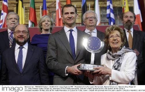 President of the European Parliament, Martin Schulz (L); Spanish King Felipe VI (C), and professor Sofia Corradi (R), promoter of the Erasmus program, pose for a family picture at the 10th edition of the Carlos V European Awardon 09 May 2016 at the Yuste Monastery in Cuacos de Yuste, Spain. Corradi was granted with this year s award. CARLOS V AWARDS !ACHTUNG: NUR REDAKTIONELLE NUTZUNG!  20160509-635983996105379122