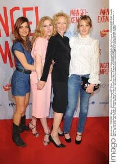 Mängelexemplar Filmpremiere in Berlin Berlin Premiere MAENGELEXEMPLAR Claudia Eisinger, Laura Lackmann, Katja Riemann, Laura Tonke Ankunft zur Berlin Premiere MAENGELEXEMPLAR im Kino Cinestar in der Kulturbrauerei in Berlin, 09.05.2016