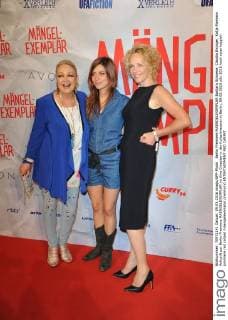 Berlin Premiere MAENGELEXEMPLAR Barbara Schoene, Claudia Eisinger, Katja Riemann Ankunft zur Berlin Premiere MAENGELEXEMPLAR im Kino Cinestar in der Kulturbrauerei in Berlin, 09.05.2016