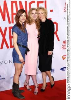 Claudia Eisinger, Laura Lackmann Popescu und Katja Riemann bei der Premiere des Kinofilms Mängelexemplar im CineStar in der Kulturbrauerei. Berlin, 09.05.2016 Foto:xS.xGabschx xFuturexImage