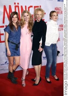 Claudia Eisinger, Laura Lackmann Popescu, Katja Riemann und Laura Tonke bei der Premiere des Kinofilms Mängelexemplar im CineStar in der Kulturbrauerei. Berlin, 09.05.2016 Foto:xS.xGabschx xFuturexImage