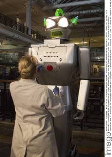 Ausstellung zur Geschichte der Roboter in London London, UK. 10 May 2016. Pictured: Conservator Kate Perks switches on Cygan, a humanoid robot built by Dr Piero Fiorito, Italy, 1957. The London Science Museum announces Rise of the Robots, the remarkable 500-year history of robots, in a new exhibition starting February 2017. Over 100 robots will feature in the exhibition which makes it the most significant collection of humanoid robots ever displayed in the world. Rise of the Robots, Science Museum, London, UK 
