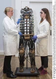 Ausstellung zur Geschichte der Roboter in London London, UK. 10 May 2016. Conservators Kate Perks and Vanessa Applebaum examine the Bipedal Walker robot, built by David Buckley and the Shadow Robot Project Group, 1987-97. The London Science Museum announces Rise of the Robots, the remarkable 500-year history of robots, in a new exhibition starting February 2017. Over 100 robots will feature in the exhibition which makes it the most significant collection of humanoid robots ever displayed in the world. Rise of the Robots, Science Museum, London, UK 