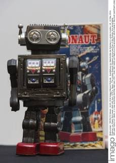 Ausstellung zur Geschichte der Roboter in London London, UK. 10 May 2016. Pictured: toy Super Astronaut robot with box, 1970 s, Japan. The London Science Museum announces Rise of the Robots, the remarkable 500-year history of robots, in a new exhibition starting February 2017. Over 100 robots will feature in the exhibition which makes it the most significant collection of humanoid robots ever displayed in the world. Rise of the Robots, Science Museum, London, UK 