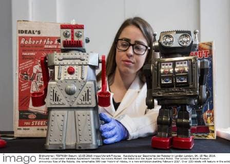 Ausstellung zur Geschichte der Roboter in London London, UK. 10 May 2016. Pictured: conservator Vanessa Applebaum handles toy robots Robert the Robot and the Super Astronaut Robot. The London Science Museum announces Rise of the Robots, the remarkable 500-year history of robots, in a new exhibition starting February 2017. Over 100 robots will feature in the exhibition which makes it the most significant collection of humanoid robots ever displayed in the world. Rise of the Robots, Science Museum, London, UK 