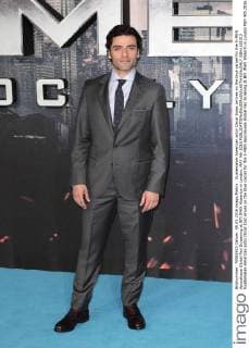 Guatemalan-American actor Oscar Isaac arrives on the blue carpet for the X-MEN Apocalypse Global Fan Screening at BFI IMAX Waterloo in London. MAY 9th 2016  GBHx161313