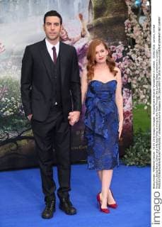 Filmpremiere Alice im Wunderland in London . 10 05 2016. London, United Kingdom.Sacha Baron Cohen and wife Isla Fisher arriving at the Alice Through the Looking Glass premiere in London.  xStephenxLockx xi-Imagesx IIM-12626-0007