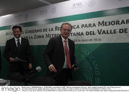 Mexican secretaries of Energy, Pedro Joaquin Coadwell (R), and of Environment and Natural Resources, Rafael Pacchiano, arrive in a press briefing in order to inform on the environmental pollution of Mexico City, Mexico, 10 May 2016. REPORT ON ENVIRONMENTAL POLLUTION IN MEXICO CITY !ACHTUNG: NUR REDAKTIONELLE NUTZUNG!  CMX001 20160510-635985052030665238