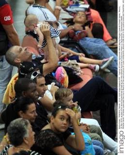 A group of Cuban immigrants before leaving Panama towards Ciudad Juarez, Mexico, 10 May 2016, as part of an aerial humanitarian bridge at the international terminal of Tocumen airport in Panama City. Panamanian Health Minister Javier Terrienes supervised the trip to Mexico of the second group of Cuban immigrants, almost 4,000 stuck in the country since past December, who will continue their way to the United States. CUBAN IMMIGRANTS LEAVE PANAMA ON THEIR WAY TO MEXICO !ACHTUNG: NUR REDAKTIONELLE NUTZUNG!  PAN003 20160510-635985059116653238