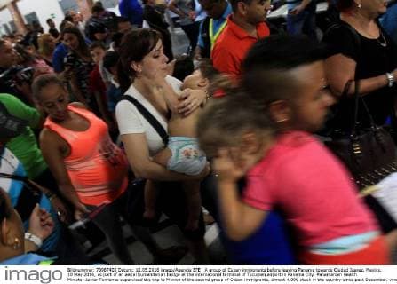 A group of Cuban immigrants before leaving Panama towards Ciudad Juarez, Mexico, 10 May 2016, as part of an aerial humanitarian bridge at the international terminal of Tocumen airport in Panama City. Panamanian Health Minister Javier Terrienes supervised the trip to Mexico of the second group of Cuban immigrants, almost 4,000 stuck in the country since past December, who will continue their way to the United States. CUBAN IMMIGRANTS LEAVE PANAMA ON THEIR WAY TO MEXICO !ACHTUNG: NUR REDAKTIONELLE NUTZUNG!  PAN004 20160510-635985059140989238