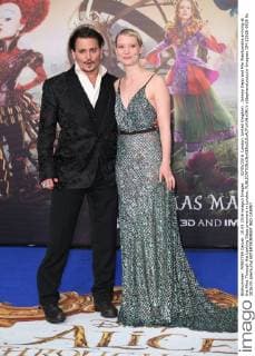 . 10 05 2016. London, United Kingdom . Johnny Depp and Mia Wasikowska arriving at the Alice Through the Looking Glass premiere in London.  xStephenxLockx xi-Imagesx IIM-12626-0039