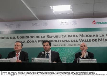 (L-R) Mexican Secretary of Energy Pedro Joaquin Coldwell, Secretary of Environment and Natural Resources Rafael Pacchiano and General Director of Petroleos Mexicanos (PEMEX) Jose Antonio Gonzalez deliver a press briefing in order to inform on the environmental pollution of Mexico City, Mexico, 10 May 2016. REPORT ON ENVIRONMENTAL POLLUTION IN MEXICO CITY !ACHTUNG: NUR REDAKTIONELLE NUTZUNG!  CMX005 20160510-635985081080854892