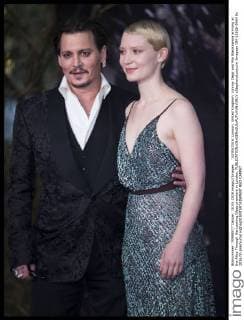 . 10 05 2016. London, United Kingdom. Johnny Depp and Mia Wasikowska arriving at the Alice Through the Looking Glass premiere in London.  xStephenxLockx xi-Imagesx IIM-12626-0064