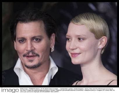 . 10 05 2016. London, United Kingdom. Johnny Depp and Mia Wasikowska arriving at the Alice Through the Looking Glass premiere in London.  xStephenxLockx xi-Imagesx IIM-12626-0067