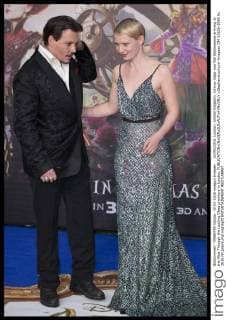 . 10 05 2016. London, United Kingdom. Johnny Depp and Mia Wasikowska arriving at the Alice Through the Looking Glass premiere in London.  xStephenxLockx xi-Imagesx IIM-12626-0069