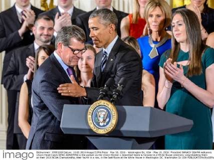 May 10, 2016 - Washington Dc, USA - May 10, 2016: President BARACK OBAMA welcomes UConn Head Coach GENO AURIEMMA to the podium as the UConn Women s basketball team is honored in a White House ceremony congratulating them on their 2016 NCAA Championship, their fourth in a row, in the East Room at the White House in Washington DC. Washington Dc USA - ZUMAs125