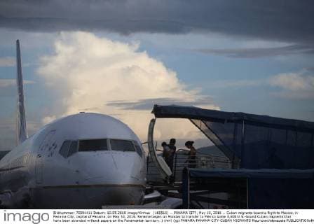(160510) -- PANAMA CITY, May 10, 2016 -- Cuban migrants board a flight to Mexico, in Panama City, capital of Panama, on May 10, 2016. Panama began on Monday to transfer to Mexico some 3,400 U.S.-bound Cuban migrants that have been stranded without papers on the Panamanian territory. ) (mv) (jg) PANAMA-PANAMA CITY-CUBAN MIGRANTS MauricioxValenzuela 