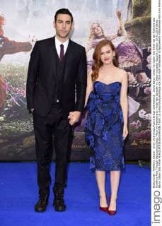 Sacha Baron Cohen mit Gattin Isla Fisher bei der Premiere des Kinofilms Alice Through the Looking Glass Alice im Wunderland: Hinter den Spiegeln im Odeon Leicester Square. London, 10.05.2016 Sacha Baron Cohen, Isla Fisher  Foto:xS.xVasx xFuturexImage