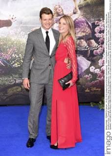 Edward Speleers mit Gattin Asia Macey bei der Premiere des Kinofilms Alice Through the Looking Glass Alice im Wunderland: Hinter den Spiegeln im Odeon Leicester Square. London, 10.05.2016 Edward Speleers mit Gattin Asia Macey  Foto:xS.xVasx xFuturexImage