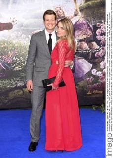 Edward Speleers mit Gattin Asia Macey bei der Premiere des Kinofilms Alice Through the Looking Glass Alice im Wunderland: Hinter den Spiegeln im Odeon Leicester Square. London, 10.05.2016 Edward Speleers mit Gattin Asia Macey  Foto:xS.xVasx xFuturexImage