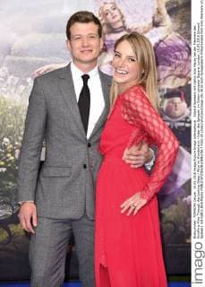 Edward Speleers mit Gattin Asia Macey bei der Premiere des Kinofilms Alice Through the Looking Glass Alice im Wunderland: Hinter den Spiegeln im Odeon Leicester Square. London, 10.05.2016 Edward Speleers mit Gattin Asia Macey  Foto:xS.xVasx xFuturexImage