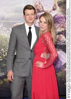 Edward Speleers mit Gattin Asia Macey bei der Premiere des Kinofilms Alice Through the Looking Glass Alice im Wunderland: Hinter den Spiegeln im Odeon Leicester Square. London, 10.05.2016 Edward Speleers mit Gattin Asia Macey  Foto:xS.xVasx xFuturexImage