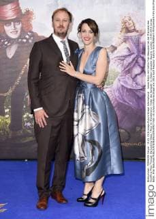 James Bobin mit Gattin Fran Beauman bei der Premiere des Kinofilms Alice Through the Looking Glass Alice im Wunderland: Hinter den Spiegeln im Odeon Leicester Square. London, 10.05.2016 James Bobin, Fran Beauman  Foto:xS.xVasx xFuturexImage