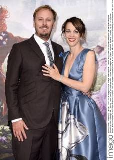 James Bobin mit Gattin Fran Beauman bei der Premiere des Kinofilms Alice Through the Looking Glass Alice im Wunderland: Hinter den Spiegeln im Odeon Leicester Square. London, 10.05.2016 James Bobin, Fran Beauman  Foto:xS.xVasx xFuturexImage