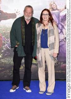 Terry Gilliam mit Gattin Maggie Weston bei der Premiere des Kinofilms Alice Through the Looking Glass Alice im Wunderland: Hinter den Spiegeln im Odeon Leicester Square. London, 10.05.2016 Terry Gilliam mit Gattin Maggie Weston  Foto:xS.xVasx xFuturexImage