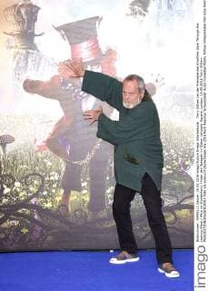 Terry Gilliam bei der Premiere des Kinofilms Alice Through the Looking Glass Alice im Wunderland: Hinter den Spiegeln im Odeon Leicester Square. London, 10.05.2016 Terry Gilliam  Foto:xS.xVasx xFuturexImage