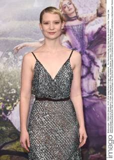 Mia Wasikowska bei der Premiere des Kinofilms Alice Through the Looking Glass Alice im Wunderland: Hinter den Spiegeln im Odeon Leicester Square. London, 10.05.2016 Mia Wasikowska  Foto:xS.xVasx xFuturexImage