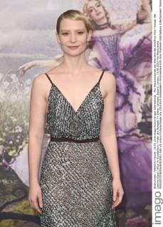 Mia Wasikowska bei der Premiere des Kinofilms Alice Through the Looking Glass Alice im Wunderland: Hinter den Spiegeln im Odeon Leicester Square. London, 10.05.2016 Mia Wasikowska  Foto:xS.xVasx xFuturexImage