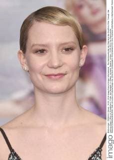 Mia Wasikowska bei der Premiere des Kinofilms Alice Through the Looking Glass Alice im Wunderland: Hinter den Spiegeln im Odeon Leicester Square. London, 10.05.2016 Mia Wasikowska  Foto:xS.xVasx xFuturexImage