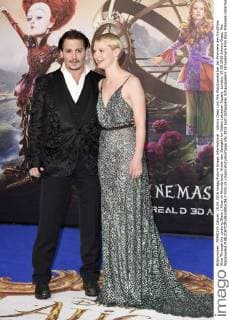 Johnny Depp und Mia Wasikowska bei der Premiere des Kinofilms Alice Through the Looking Glass Alice im Wunderland: Hinter den Spiegeln im Odeon Leicester Square. London, 10.05.2016 Johnny Depp, Mia Wasikowska  Foto:xS.xVasx xFuturexImage