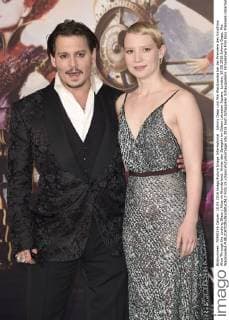 Johnny Depp und Mia Wasikowska bei der Premiere des Kinofilms Alice Through the Looking Glass Alice im Wunderland: Hinter den Spiegeln im Odeon Leicester Square. London, 10.05.2016 Johnny Depp, Mia Wasikowska  Foto:xS.xVasx xFuturexImage