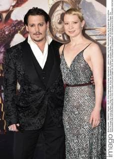 Johnny Depp und Mia Wasikowska bei der Premiere des Kinofilms Alice Through the Looking Glass Alice im Wunderland: Hinter den Spiegeln im Odeon Leicester Square. London, 10.05.2016 Johnny Depp, Mia Wasikowska  Foto:xS.xVasx xFuturexImage