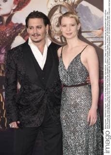 Johnny Depp und Mia Wasikowska bei der Premiere des Kinofilms Alice Through the Looking Glass Alice im Wunderland: Hinter den Spiegeln im Odeon Leicester Square. London, 10.05.2016 Johnny Depp, Mia Wasikowska  Foto:xS.xVasx xFuturexImage