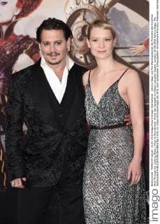 Johnny Depp und Mia Wasikowska bei der Premiere des Kinofilms Alice Through the Looking Glass Alice im Wunderland: Hinter den Spiegeln im Odeon Leicester Square. London, 10.05.2016 Johnny Depp, Mia Wasikowska  Foto:xS.xVasx xFuturexImage
