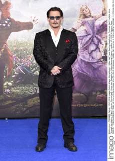 Bilder des Tages Johnny Depp bei der Premiere des Kinofilms Alice Through the Looking Glass Alice im Wunderland: Hinter den Spiegeln im Odeon Leicester Square. London, 10.05.2016 Johnny Depp  Foto:xS.xVasx xFuturexImage