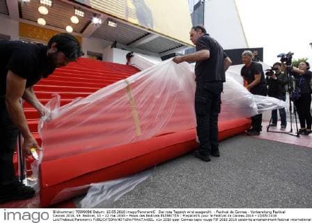 Der rote Teppich wird ausgerollt - Festival de Cannes - Vorbereitung Festival Cannes 2016, 69. festival, 11 - 22 mai 2016 - Palais des festivals ELEBRITES : Preparatifs pour le Festival de Cannes 2016 - 10 05 2016 LoicThebaud Panoramic 